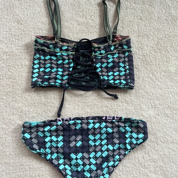 Fully reversible two piece swimsuit - Picture 4 of 4